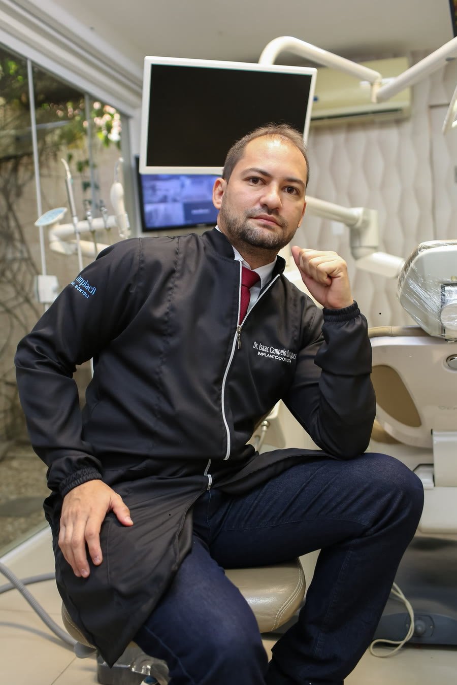 Dr. Isaac Campelo, implantodontista, em seu consultório em Teresina